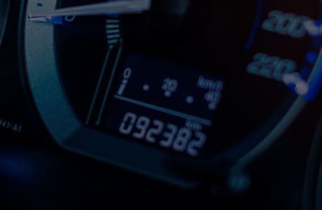 ¿Qué es un odómetro digital para autos?